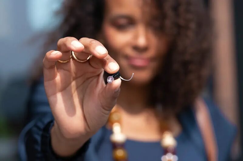 Une petite révolution en audioprothèse : l’aide auditive invisible rechargeable avec Bluetooth